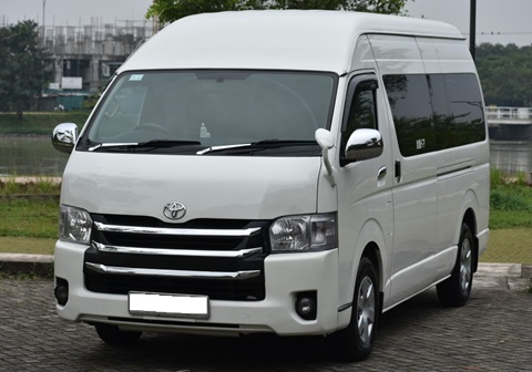 Toyota KDH 222 Highroof minibus exterior side view