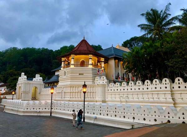 "The Temple of the Tooth Relic in Kandy, Sri Lanka – Discover Kandy's cultural heritage with sl1travel's day tours