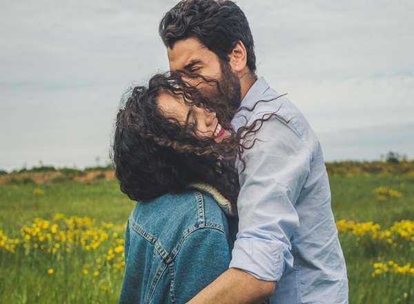 Honeymoon couple embracing on a scenic Sri Lankan getaway