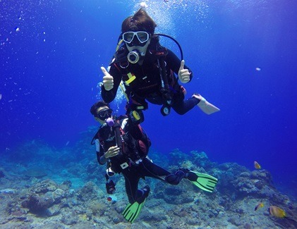 Couple diving under the sea in Sri Lanka