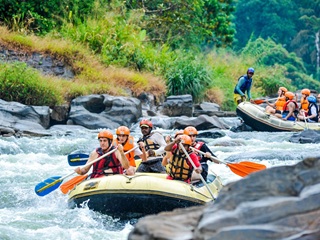 Tourists enjoying white water rafting in Kitulgala Sri Lanka 4 day tour